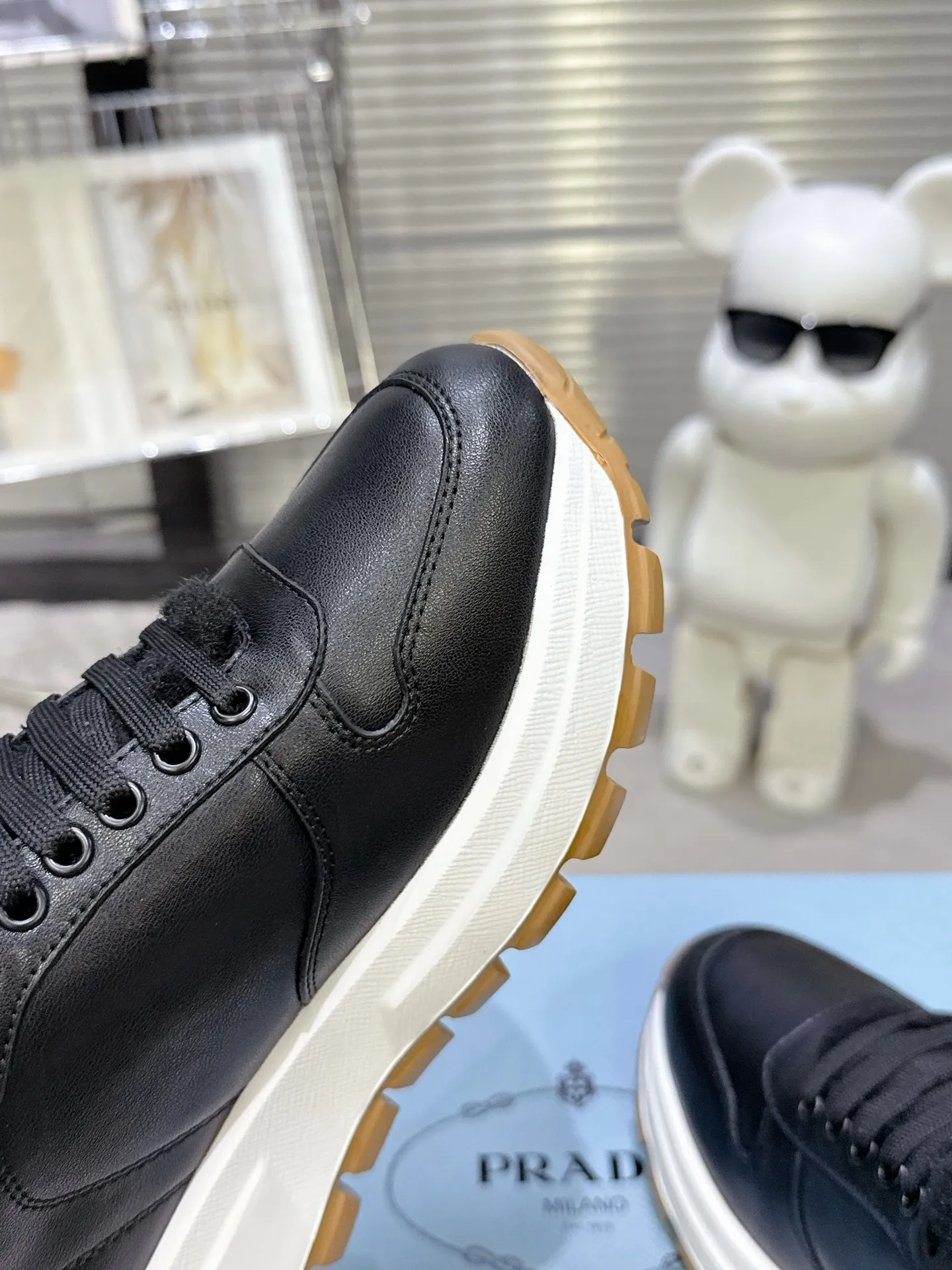 【PRADA】P: 660💰Couple style▪️Size: Women’s 35-40⚛Size: Men’s 39-44(45 customized) 2025 𝐬𝐬Prada’s new product, coming with strength! ❣️Many Internet celebrities have the same style, fashionable and versatile nice items, original shoes are developed and purchased from Italian counters, and are reproduced 1:1 according to the original taste. This year’s theme is not to be defined, embodying texture through simplicity💛From thick-soled sneakers to zigzag short boots to 2025 flat shoes, everything reveals a sure-fire momentum... It combines gentleness and handsomeness, the finishing touch for women❤️ Wear-resistant and ultra-light two-color outsole.